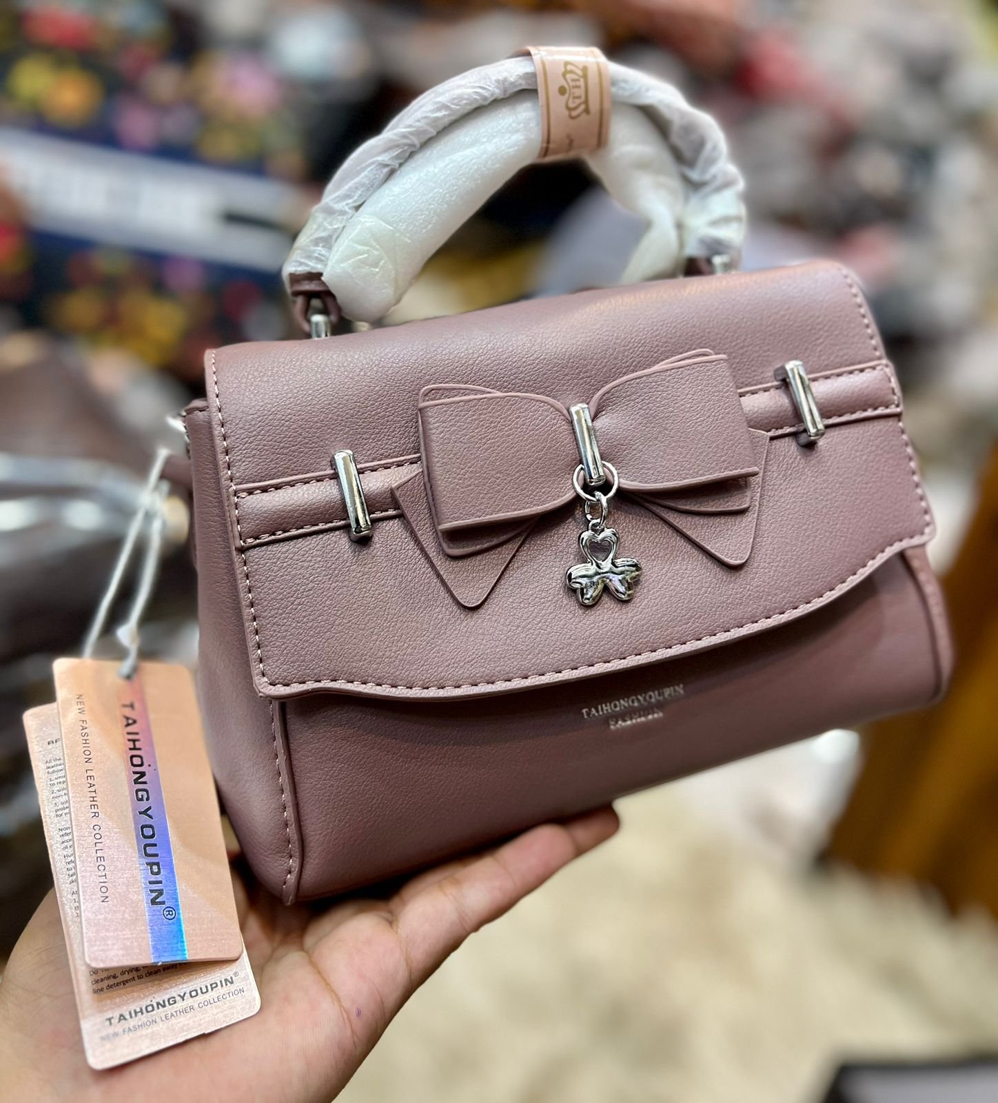 Taihongyoupin Bow-Accent Leather Crossbody Handbag