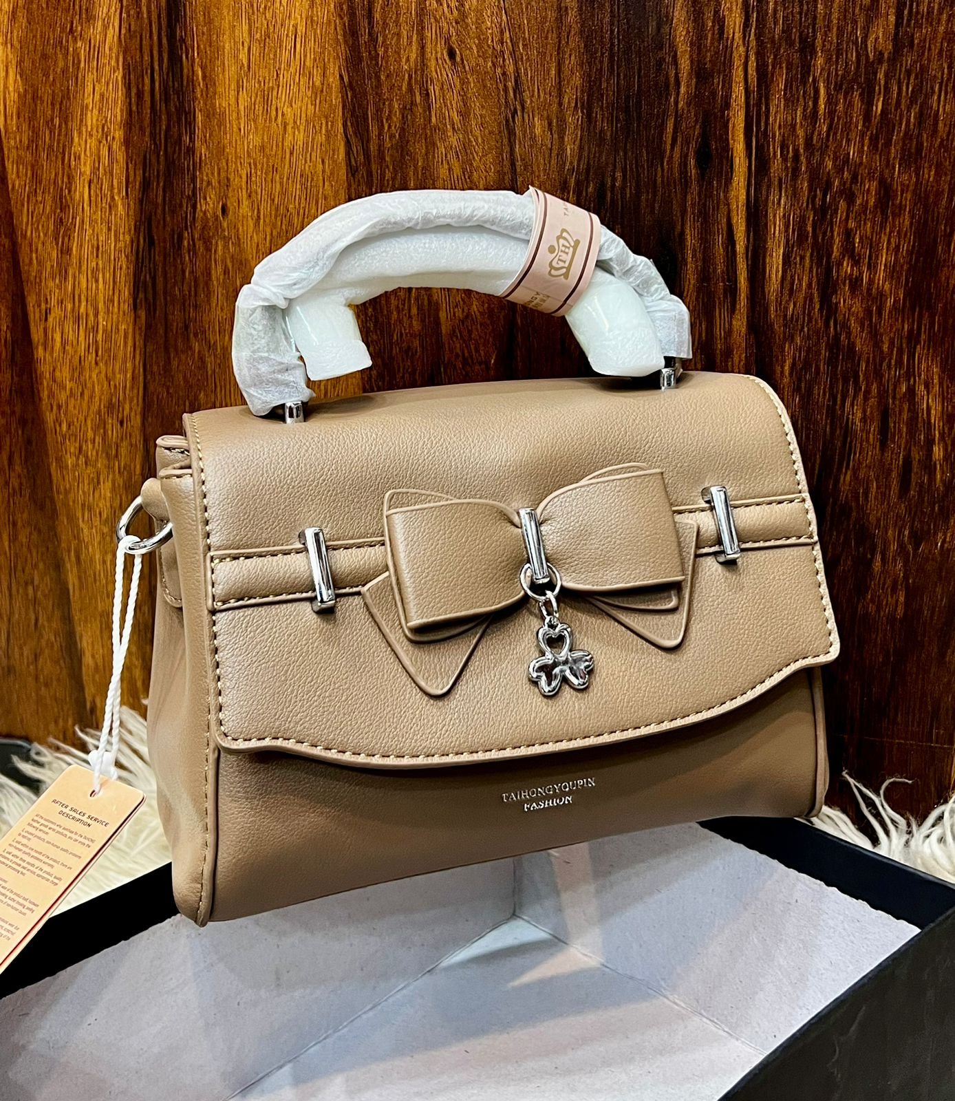 Taihongyoupin Bow-Accent Leather Crossbody Handbag