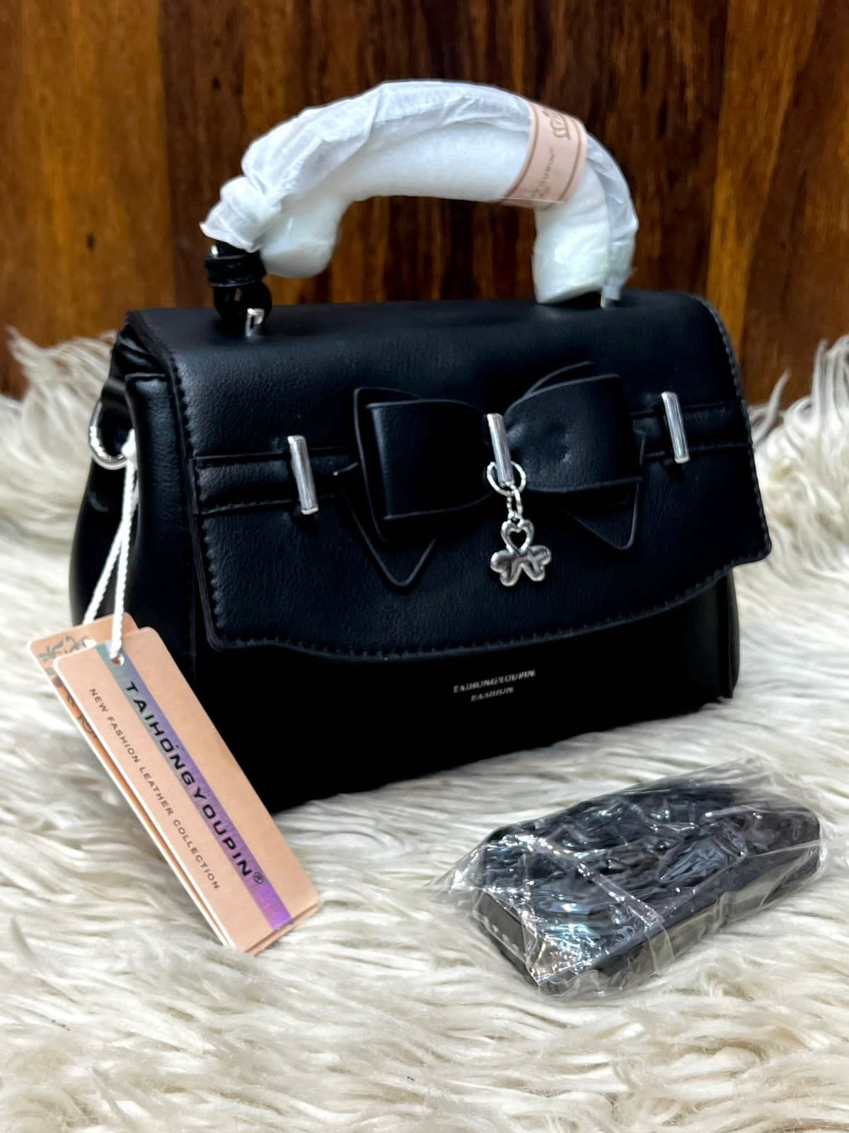 Taihongyoupin Bow-Accent Leather Crossbody Handbag