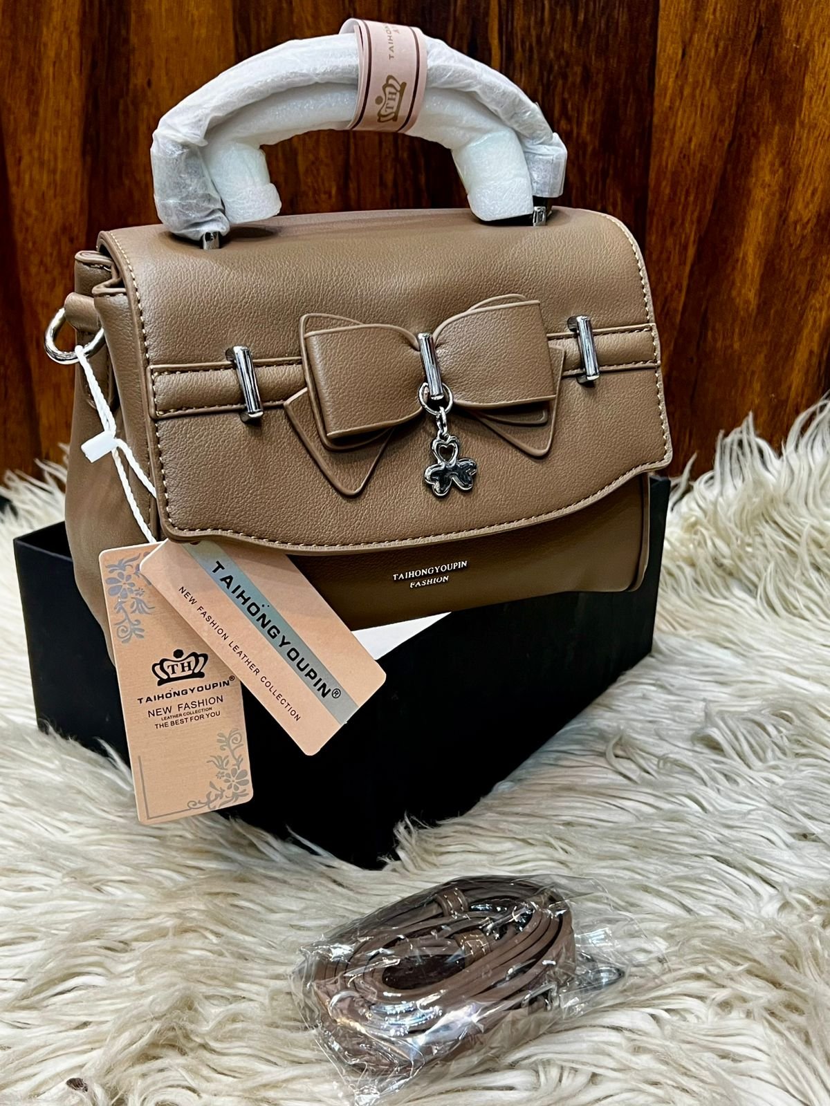 Taihongyoupin Bow-Accent Leather Crossbody Handbag