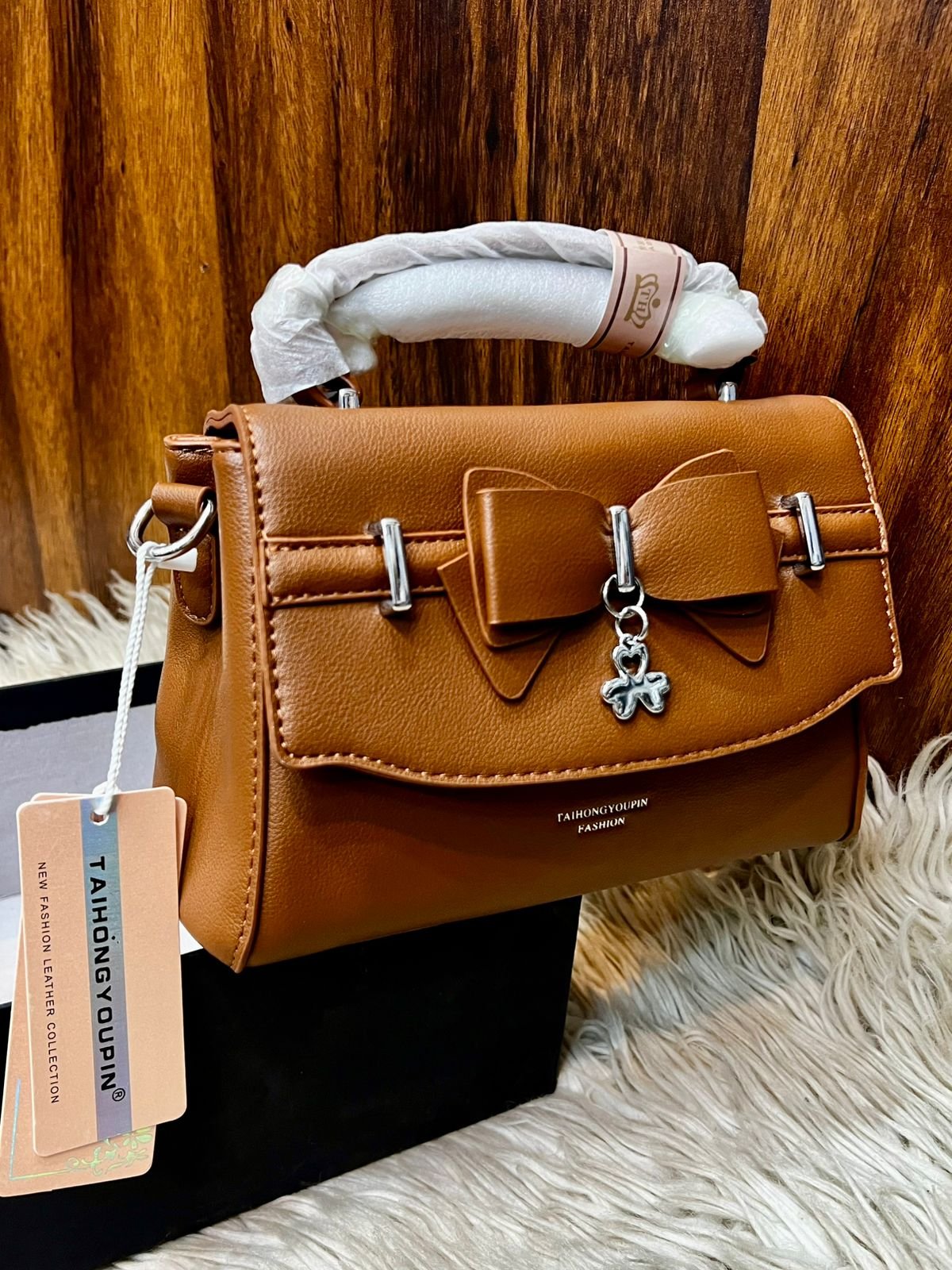 Taihongyoupin Bow-Accent Leather Crossbody Handbag